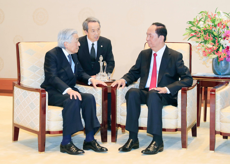 President Tran Dai Quang and Emperor Akihito have a meeting following the welcome ceremony on May 30 morning (Photo: VNA)