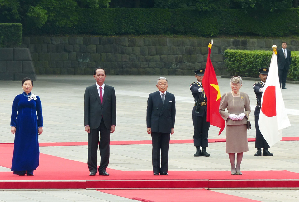 Japanese Emperor Akihito (front, second, right), Empress Michiko (front, first, right) and Vietnamese President Tran Dai Quang (front, second, left) and his spouse Nguyen Thi Hien (front, first, left) at the welcome ceremony on May 30 morning (Photo: VNA)