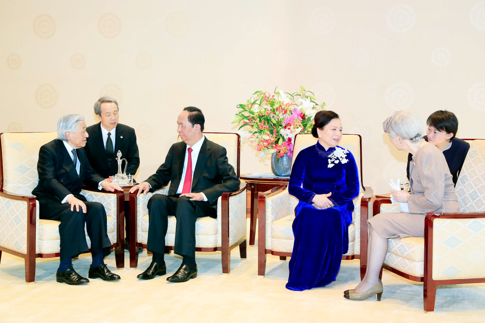 President Tran Dai Quang, Emperor Akihito and their spouses have a meeting following the welcome ceremony (Photo: VNA)