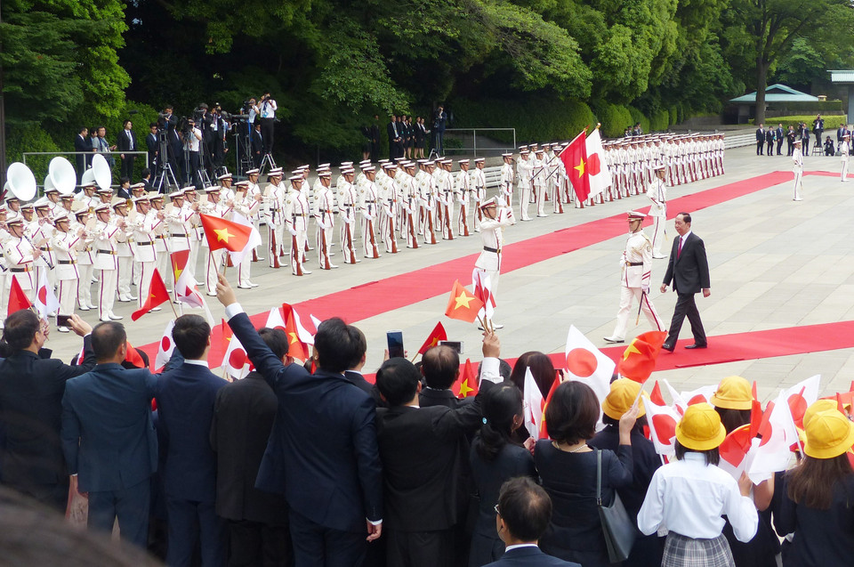 President Tran Dai Quang reviews the guard of honour at the welcome ceremony on May 30 (Photo: VNA)
