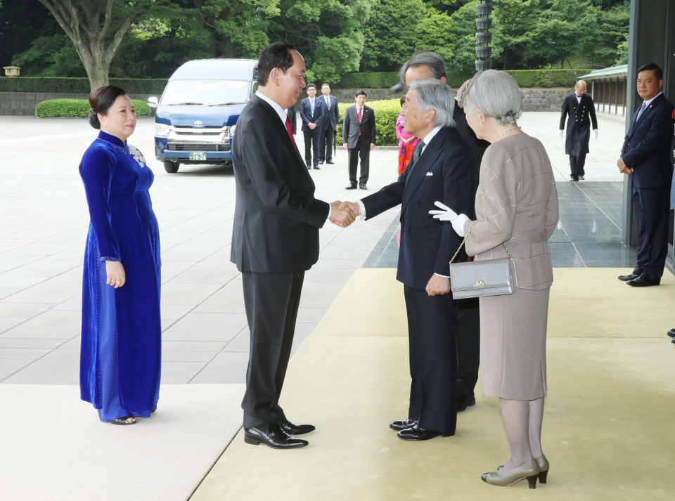 Japanese Emperor Akihito and Empress Michiko welcome Vietnamese President Tran Dai Quang and his spouse (Photo: VNA)