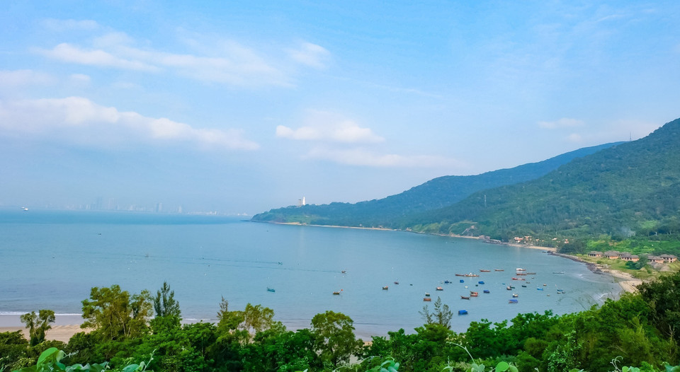 Son Tra Peninsula, 10 km to the northeast of Da Nang city in central Vietnam, showcases the beauty of a tropical wilderness. (Photo: VNA)