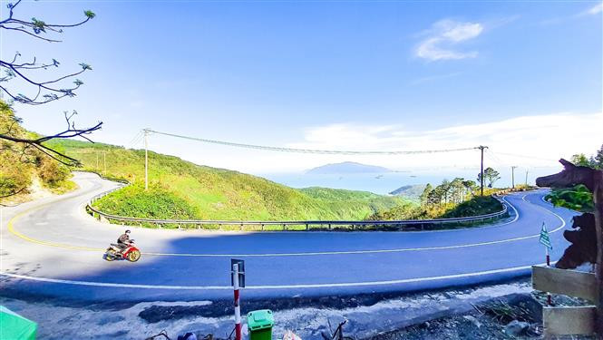 The zigzagging paths around mountain slopes. (Photo: VNA)