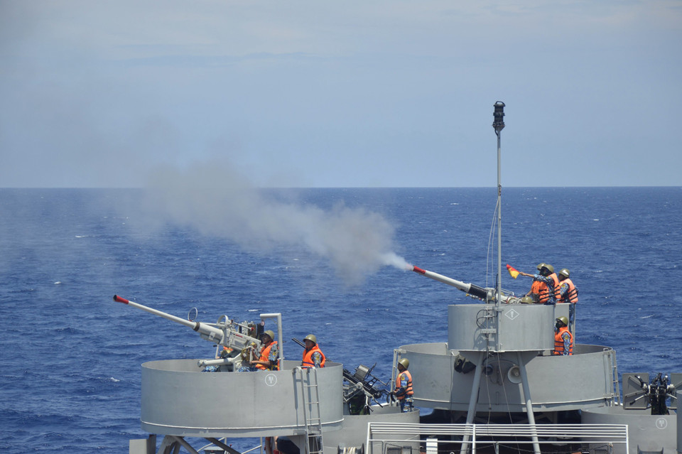 Naval Region 2 Command carries out training activities with live ammunition firing at sea. (Photo: VNA)