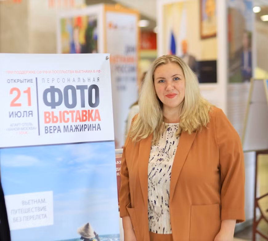 Vera had the idea of implementing a photo project on Vietnam’s fashion, saying it will mirror the beauty and the harmony in the characteristics of Vietnamese women through ao dai. In the photo: Vera Mazhirina at an exhibition, titled ‘Vietnam - travel through photos' that took place in Moscow in July 2020. (Photo: Tran Hieu/VNA)