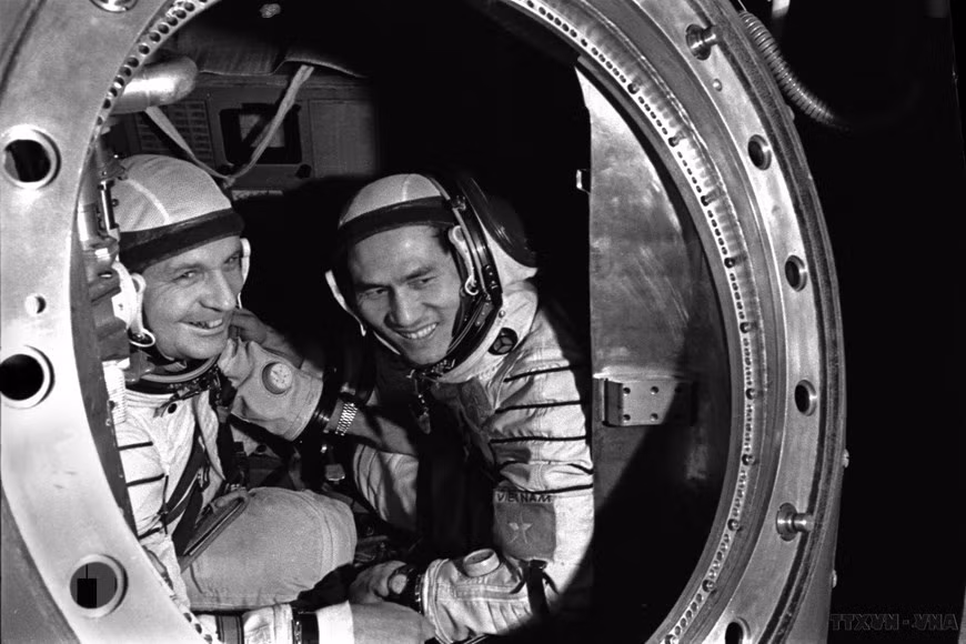 Vietnamese astronaut Pham Tuan and Soviet Union cosmonaut Viktor Gorbatko make a spaceflight at 21:33:3 (Moscow time) on July 23, 1980 under the Vietnam-Soviet Intercosmos cooperation programme. (Photo: VNA)