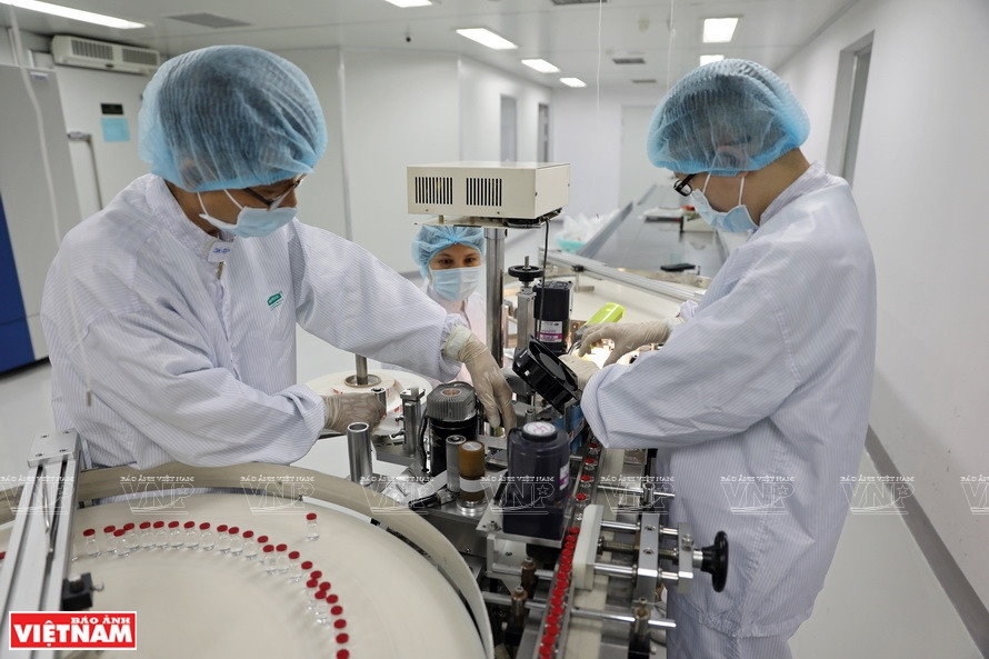 The vaccine makes use of heterogeneous boosting, meaning that it employs two different vectors for the two shots in a course of vaccination, which the developer claims to provide longer immunity than the ones that use the same delivery mechanism. (Photo: VNP/VNA)