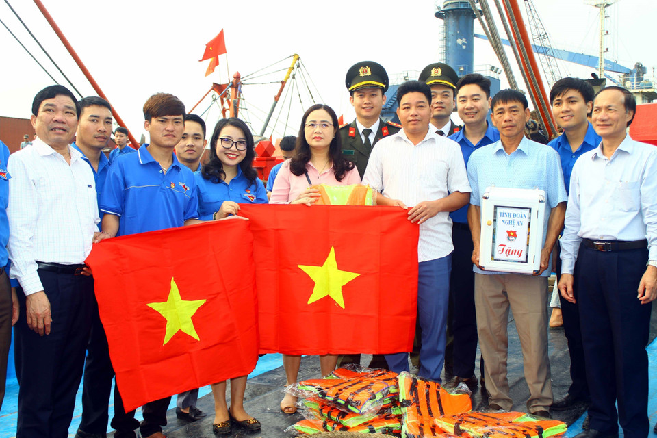 The Standing Committee of Nghe An Provincial Youth Union presents the National Flag to fishermen of the club "Young fishermen head out to sea" (2020). (Photo: VNA)