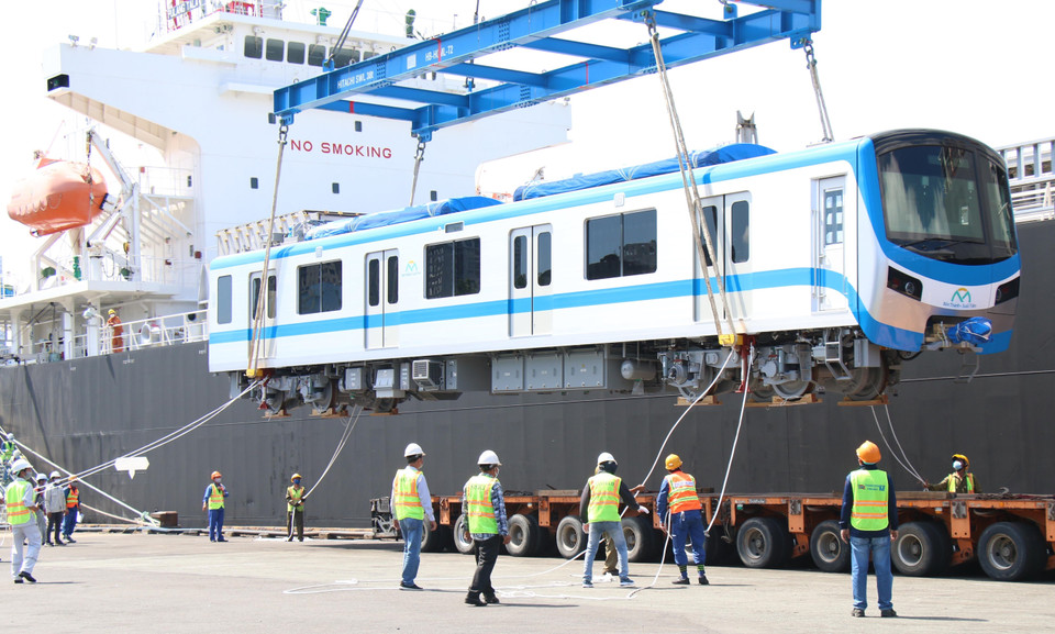 The first carriage of the fourth train is hoisted off the vessel Pulang Tala and placed on a dedicated vehicle. (Photo: VNA)