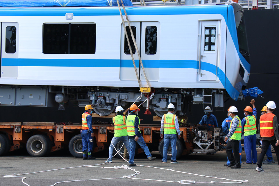 The first carriage of the fourth train is hoisted off the vessel Pulang Tala and placed on a dedicated vehicle. (Photo: VNA)