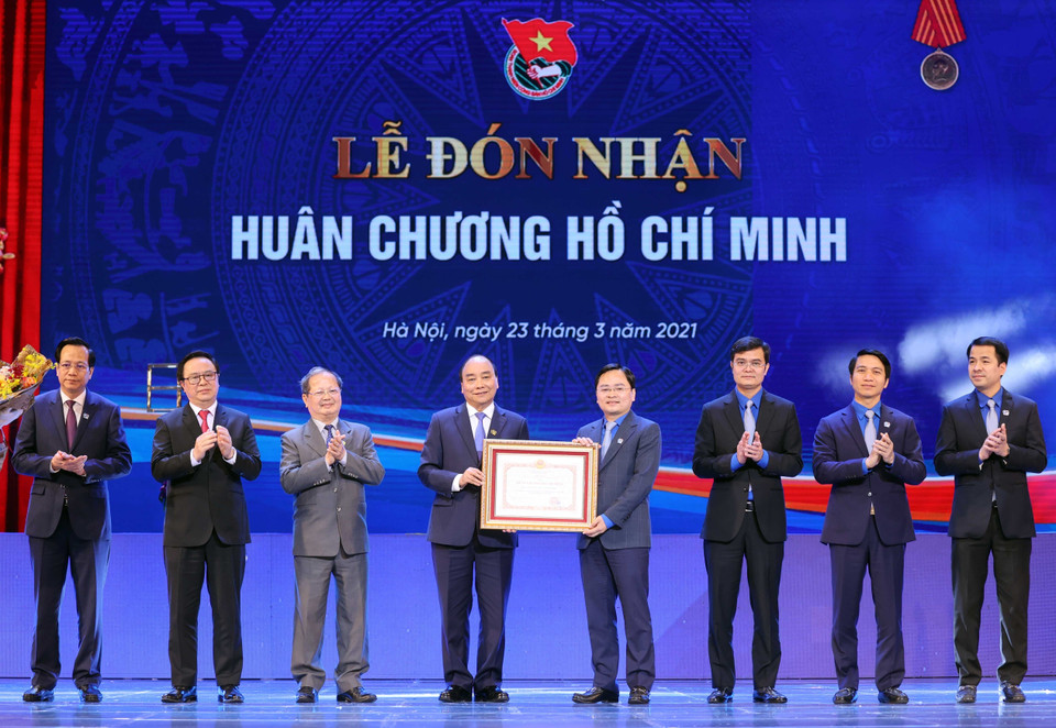 Prime Minister Nguyen Xuan Phuc, Chairman of the Central Emulation and Rewards Council presents the Ho Chi Minh Order (third-class) to the Ho Chi Minh Communist Youth Union. (Photo: VNA)