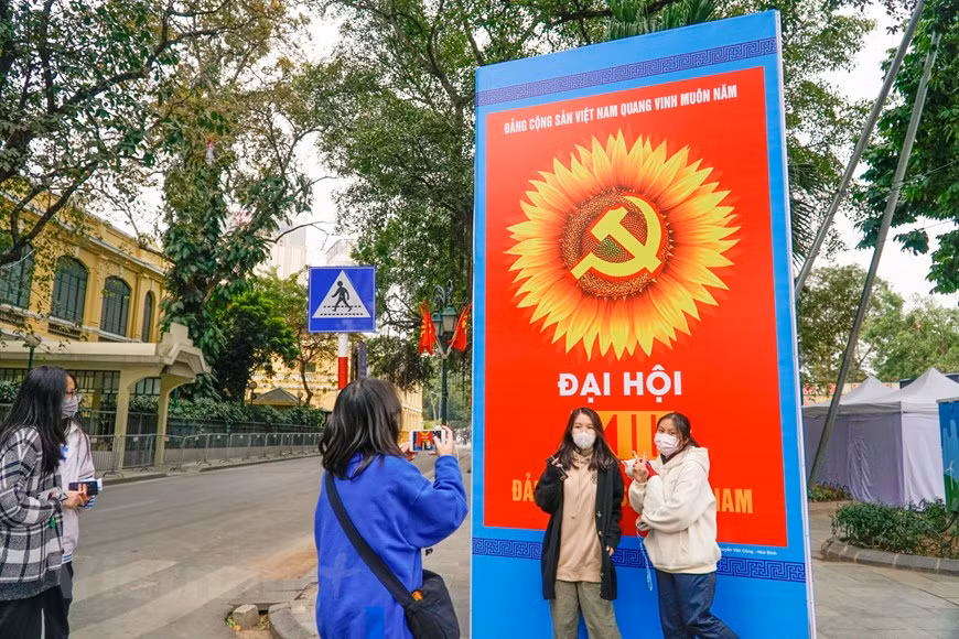 Young people enjoy posing photos with large posters (Photo: Vietnam+)