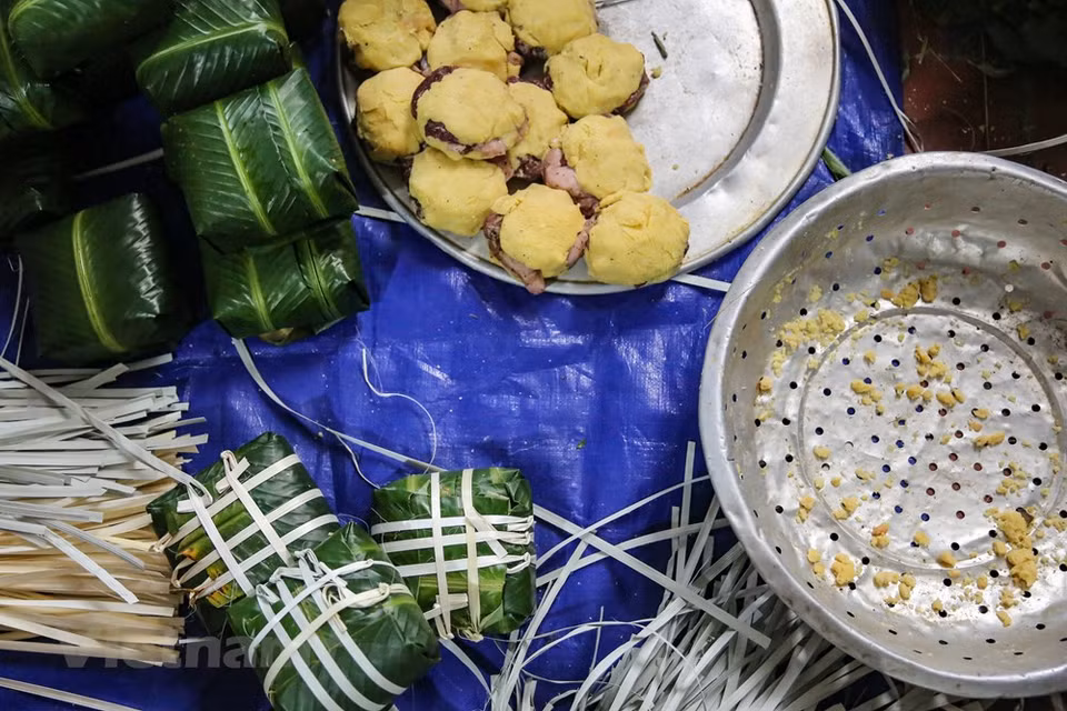 Tranh Khuc Chung cakes are delicious as their ingredients are carefully and meticulously selected. Dong leaves and giang strings (giang is one in the bamboo family) have to be washed carefully in order to preserve the taste of the cake. Giang strings may be soaked in salt water or steamed so that they can become flexible enough for wrapping. Pork side is preferred for Chung cake because its fatty flavour mixes well with the glutinous rice and bean, creating a special taste. According to Chung cake makers of the Tranh Khuc village, they can earn 10,000-15,000 VND (about 0.5-0.8 USD) per cake. But during Tet, they can earn much more money. (Photo: Minh Son/Vietnam+)