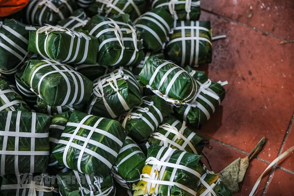 In Tranh Khuc, almost every house packs Chung cake all year round, taking it as a main income of the family. Each family here has 10-25 workers with 5-10 big pots to cook Chung cake. Their business used to be retail sales but now it has grown to wholesale. Making Chung cake is a traditional business in this farming village and has remained very successful. It helps them to improve their livelihood. Chung cakes of Tranh Khuc village are sold in all major markets in the capital such as Ngoc Ha, Doi Can, and Quan Thanh and account for 50 percent of Hanoi’s market share. Overseas Vietnamese people bring Chung cake with them to other countries. (Photo: Minh Son/Vietnam+)