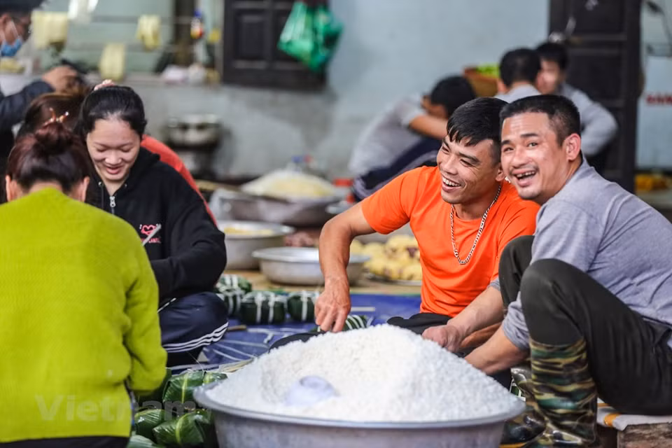 Ms. Tuyet's family at Truong Khuc commune said that on the days before Tet, she has to pack from 2,000-3,000 pieces to supply the market. Making Chung cake is a traditional business in this farming village and has remained very successful. It helps the locals to improve their livelihood. In Tranh Khuc, almost every house packs Chung cake all year round. Tranh Khuc Village has 90 percent of its population making Chung Cake. They have been famous for 40-50 years. Each family here has 10-25 workers with 5-10 big pots to cook Chung cake. Their business used to be retail sales but now it has grown to wholesale. (Photo: Minh Son/Vietnam+)