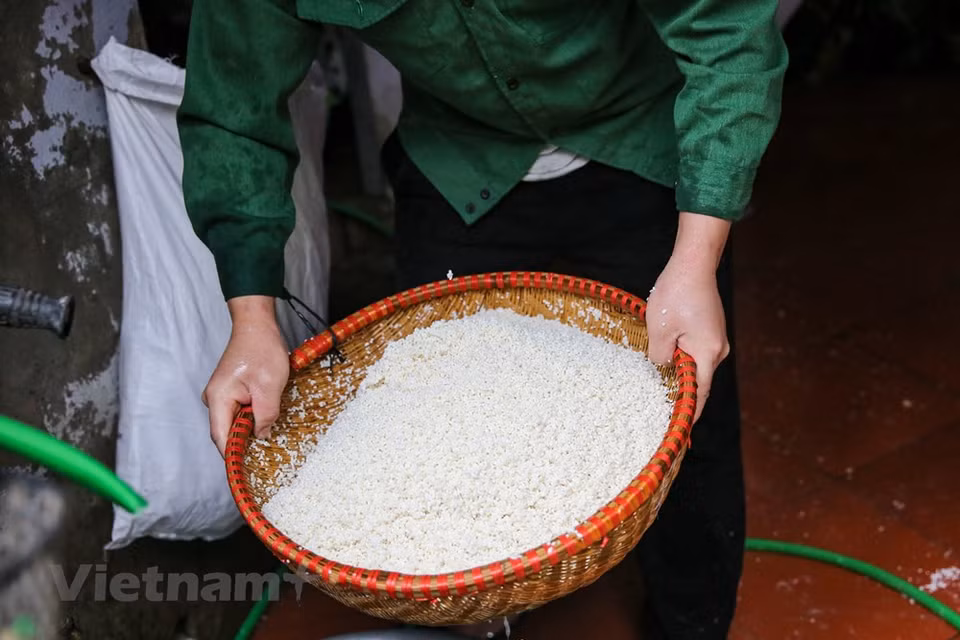 No one knows exactly when Tranh Khuc village began making Chung cake. The trade has been preserved and developed over generations in the village. In Tranh Khuc, almost every house packs Chung cake all year round. This is a place where the spirit of Tet comes alive the earliest in Hanoi. Chung cake is a traditional Vietnamese cake which is made from glutinous rice, mung bean, pork and other ingredients. Its origin is told by the legend of Lang Lieu, a prince of the sixth Hung King, who became Hung King 's successor thank to his creation of Chung cake and Giay cake, which symbolise the Earth and the Sky respectively. (Photo: Minh Son/Vietnam+)