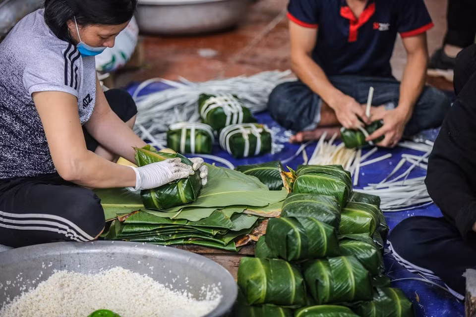 For many generations, in Tranh Khuc, almost every house packs Chung cake all year round, taking it as a main income of the family. Each family here has 10-25 workers with 5-10 big pots to cook Chung cake. Their business used to be retail sales but now it has grown to wholesale. Making Chung cake is a traditional business in this farming village and has remained very successful. It helps them to improve their livelihood. As the Lunar New Year nears, Tranh Khuc village in Thanh Tri district on the outskirts of Hanoi is busier with hot pots of Chung cake with a unique flavour. (Photo: Minh Son/Vietnam+)