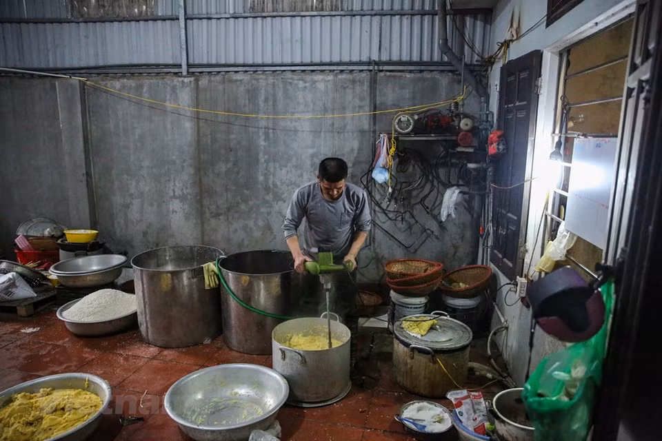 Chung cake is a traditional Vietnamese cake which is made from glutinous rice, mung bean, pork and other ingredients. Green beans are soaked in water for some hours, boiled and then ground into powder. The green beans, after being ground into flour, will be molded into cakes and then sandwiched in the middle to make the filling. People here said that making Chung cake is not difficult, but each stage must be meticulous and thorough. In order to have good cakes, they have to carefully choose rice, bean, pork, and leaves. Good rice is Hai Hau variety. The pork should be half fat and half lean meat so the cake will not be dry. (Photo: Minh Son/Vietnam+)