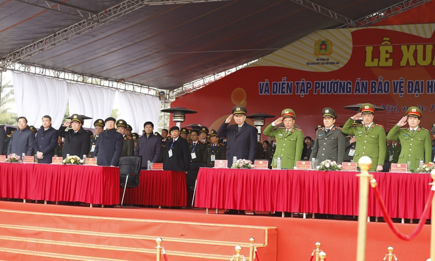 Tran Quoc Vuong, Politburo member and permanent member of the Party Central Committee’s Secretariat, and head of the organising sub-committee of the 13th National Party Congress attends a ceremony on January 10 to launch the task and conduct a drill ahead of the 13th National Party Congress which is scheduled to be held from January 25 to February 2 in Hanoi. (Photo: VNA)