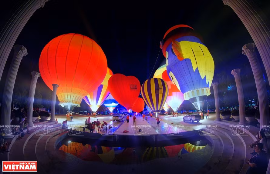 'Hot air balloon festival' by a female photographer in Ho Chi Minh City during her trip across the country. (Photo: VNA)