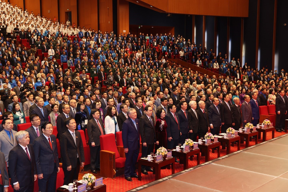 Party General Secretary and State President Nguyen Phu Trong, Prime Minister Nguyen Xuan Phuc and delegates perform the flag salute ceremony. (Photo: VNA)