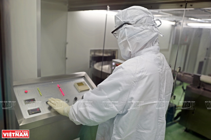 Sputnik V vaccine packaging is conducted at the Company for Vaccine and Biological Production No.1 (VABIOTECH) in Hanoi. (Photo: VNP/VNA)