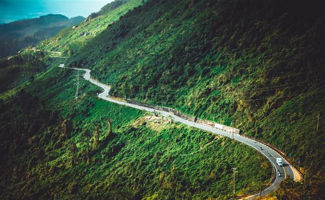 Hai Van Pass has the lush jungle on the one side and the sea on the other. The crooked road winding along the mountainside looks like the ribbon like crossing the heaven and earth. (Photo: VNA)