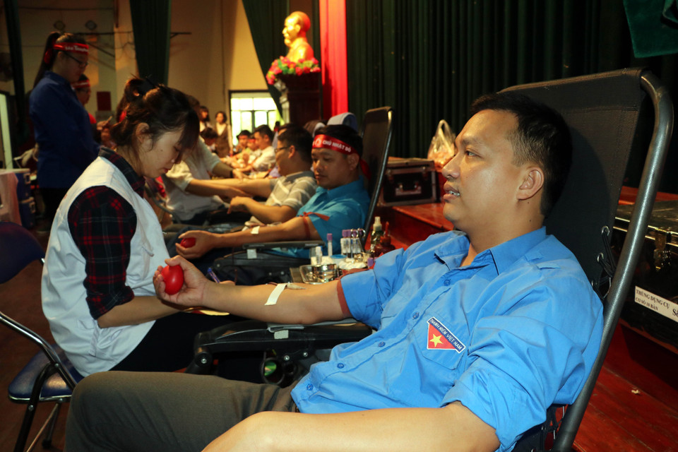 Nam Dinh Youth Union members participate in blood donation in response to the "Red Sunday" Programme in 2020. (Photo: VNA)