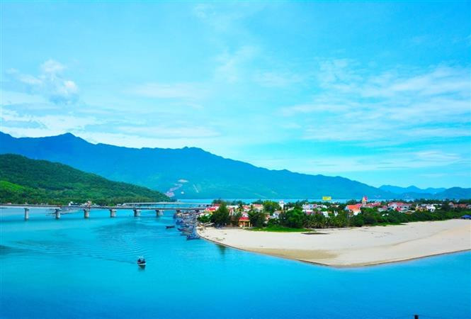 Tourists can discover Hai Van pass by car, motorbike or even train, but the most fun is by motorbike. (Photo: VNA)