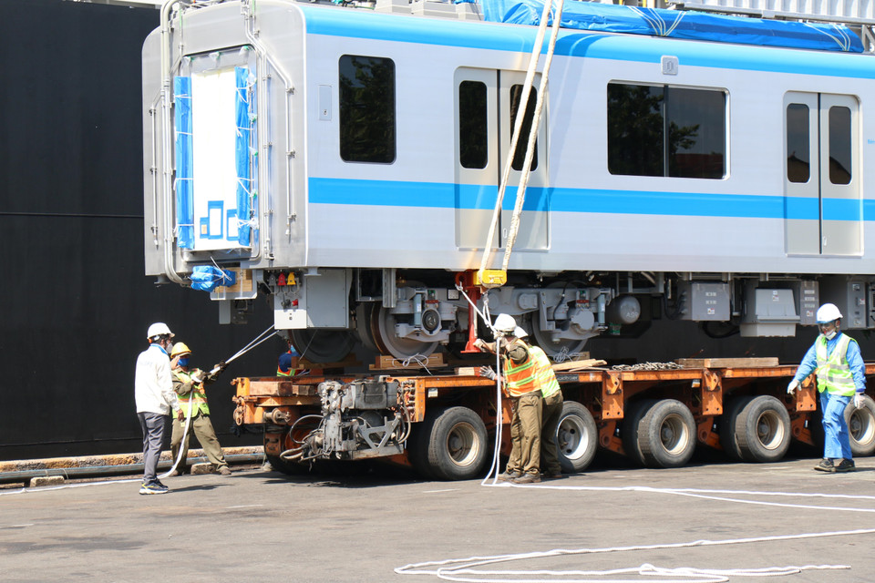 The trains, the fourth and fifth out of total 17 trains for the line, are all produced by Japan. (Photo: VNA)