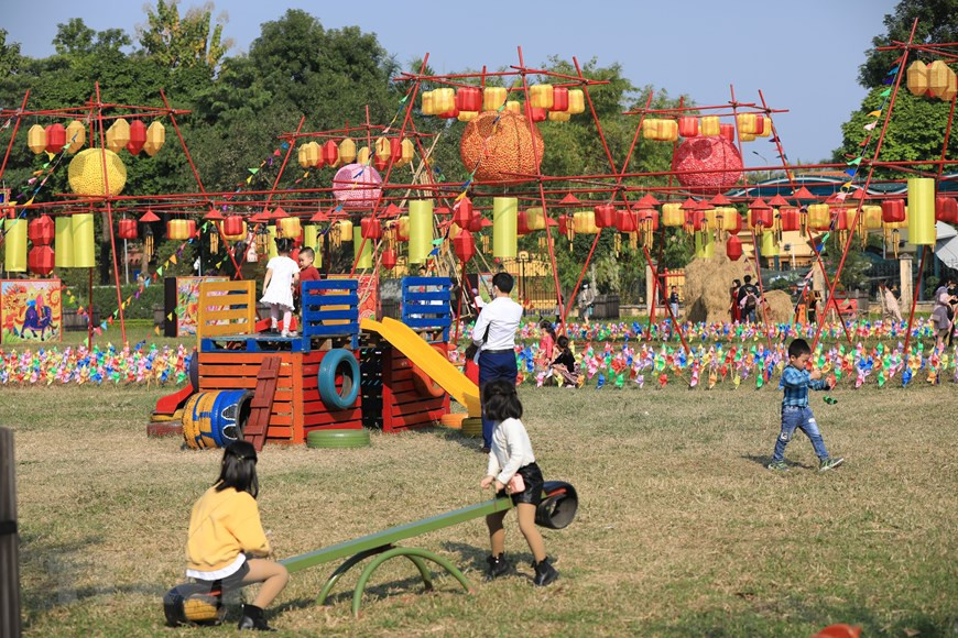 Tourists experience Vietnamese Tet (Lunar New Year) festival atmosphere through folk games. (Photo: VNA)