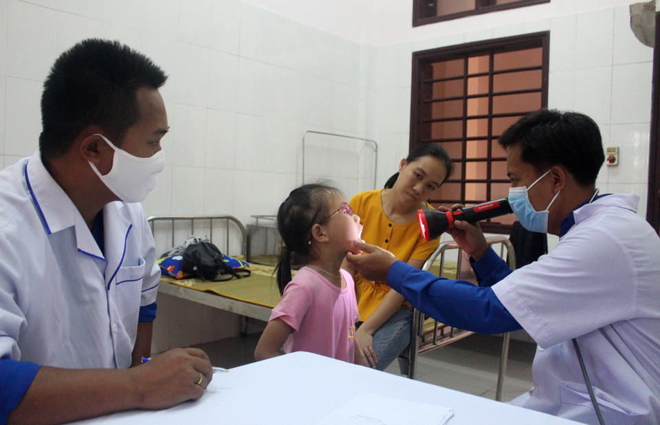 A working delegation of the Youth Union Central Committee organises health check-ups and free medicine distribution to families on Con Co island, Quang Tri province during the Summer Youth Volunteer Campaign 2020. (Photo: VNA)