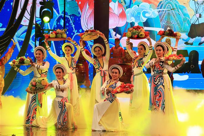 The show offers special performances by famous artists both at home and aboard, praising the homeland and featuring the warm Tet atmosphere from across the country. (Photo: VNA)