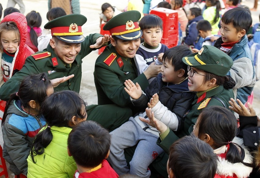 Border Guard soldiers in an exchange programme with students of Dao San Primary School, Dao San commune, Phong Tho district, Lai Chau province (2018) (Photo: VNA)