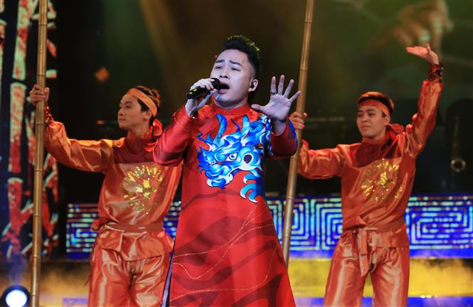 The show offers special performances by famous artists both at home and aboard, praising the homeland and featuring the warm Tet atmosphere from across the country. (Photo: VNA)