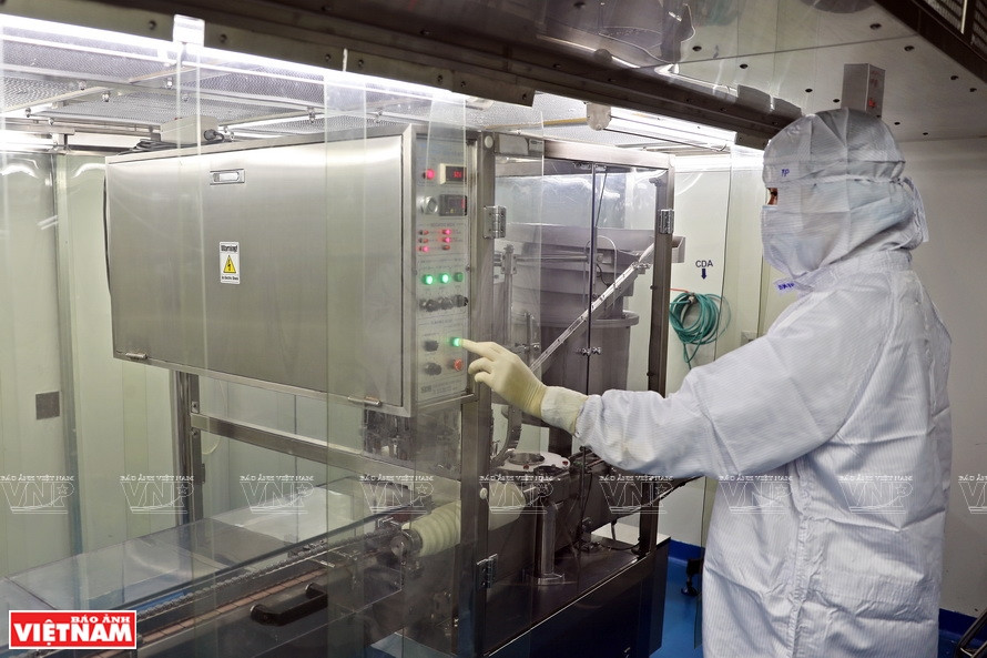 The process of injecting Sputnik V vaccine into the vials is fully automated. (Photo: VNP/VNA)