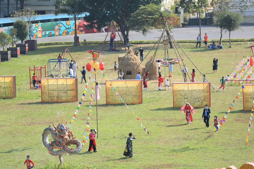 Visitors experience Vietnamese Tet (Lunar New Year) festival atmosphere through folk games. (Photo: VNA)