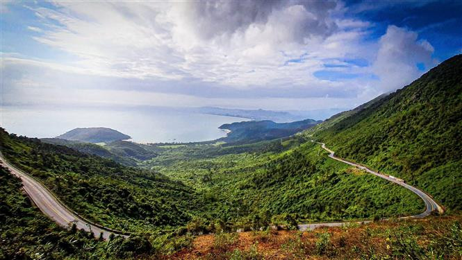 Hai Van signifies 'Sea Cloud' because the peak of the mountain is in the clouds, whereas its foot is close to the sea. (Photo: VNA)