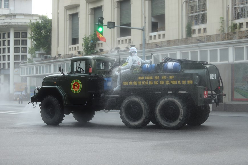 Spraying disinfectant in areas of Hoan Kiem district (Photo: Vietnam+)