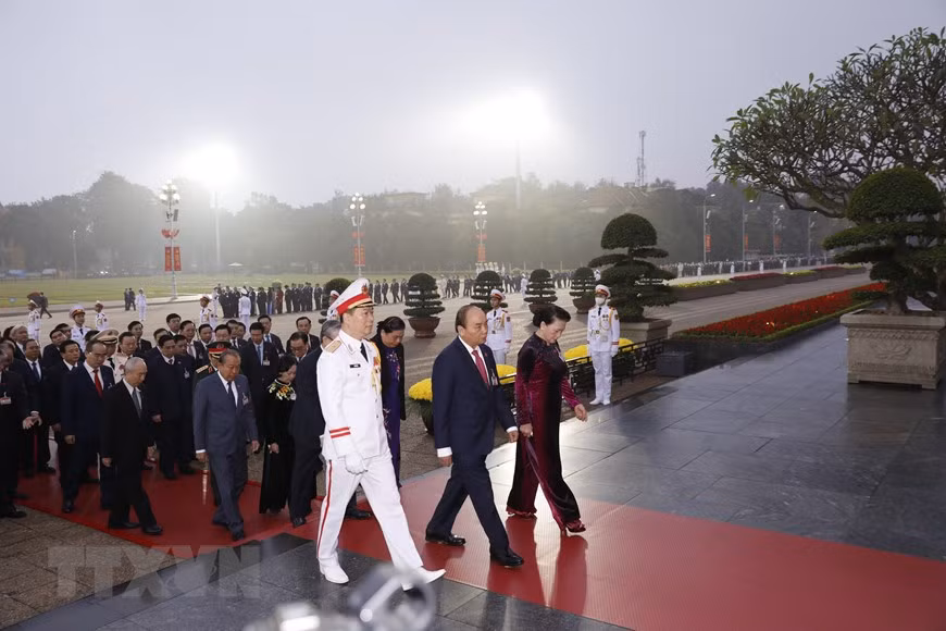 Delegates attending the 13th Party Congress pay tribute to President Ho Chi Minh at his mausoleum. (Photo: VNA)