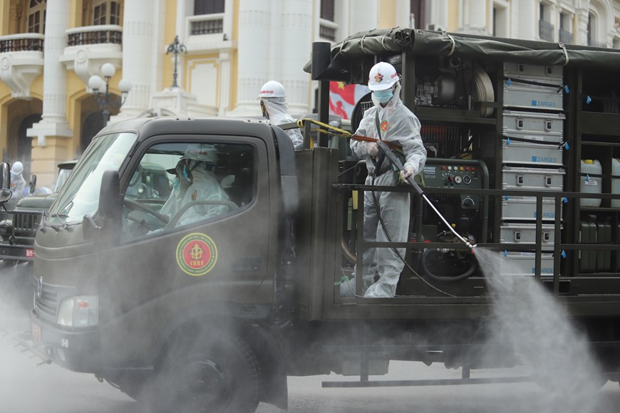 The headquarters of the municipal People's Committee, the headquarters of the municipal Party Committee and the streets of Ly Thuong Kiet, Tran Hung Dao and the Old Quarter are sprayed with disinfectant. (Photo: Vietnam+)