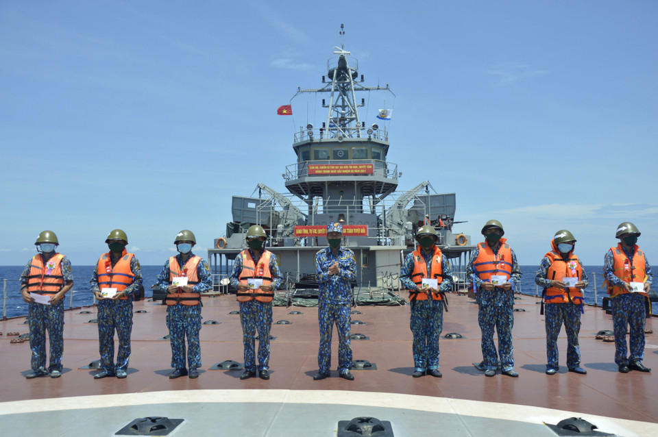 Rewards presented to soldiers with excellent performance (Photo: VNA) 