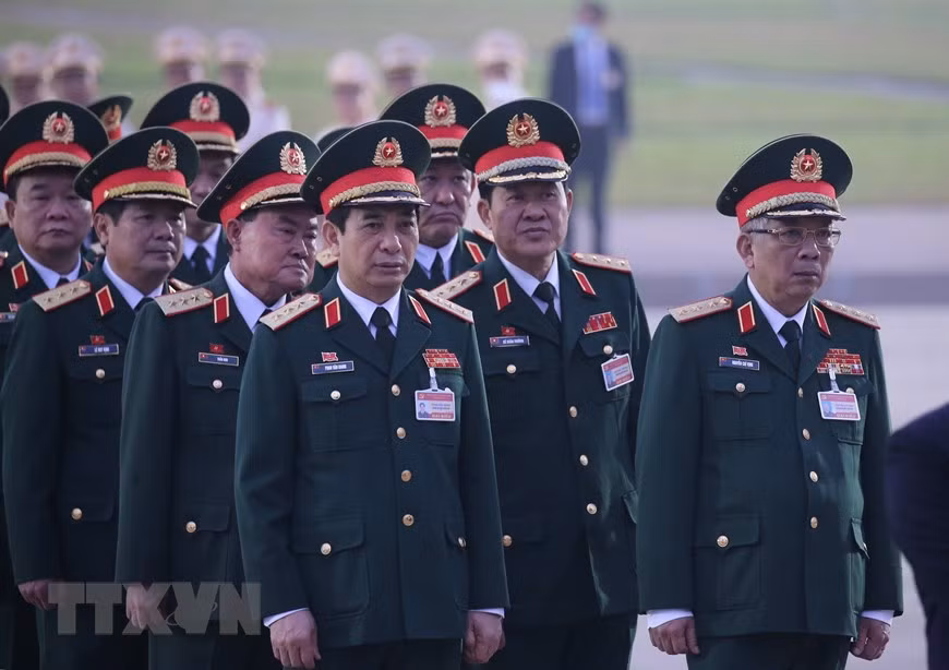Delegates attending the 13th Party Congress pay tribute to President Ho Chi Minh at his mausoleum in Hanoi. (Photo: VNA)