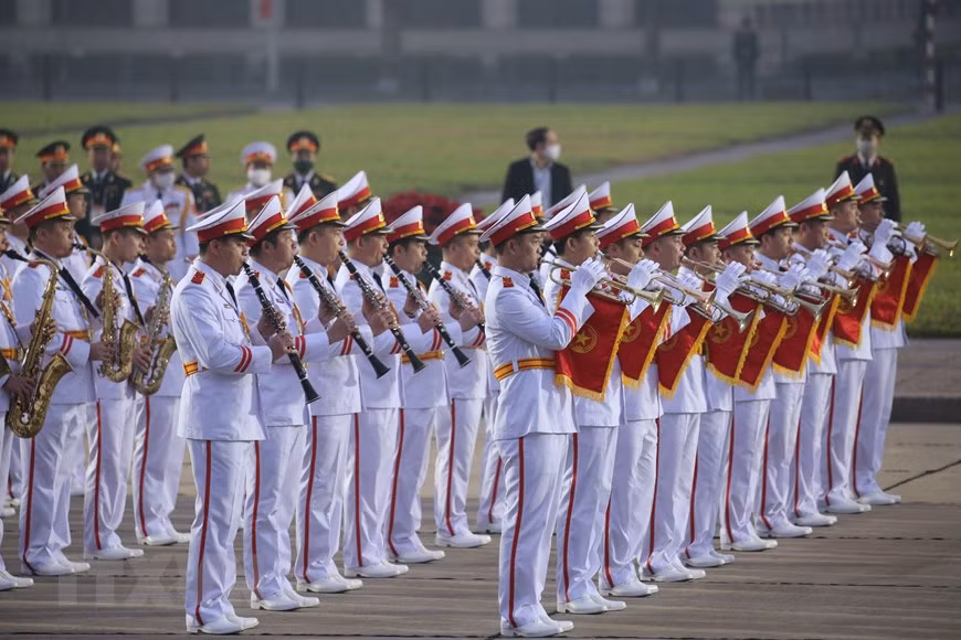 Military band conducts tribute-paying ceremony at President Ho Chi Minh Mausoleum. (Photo: VNA)