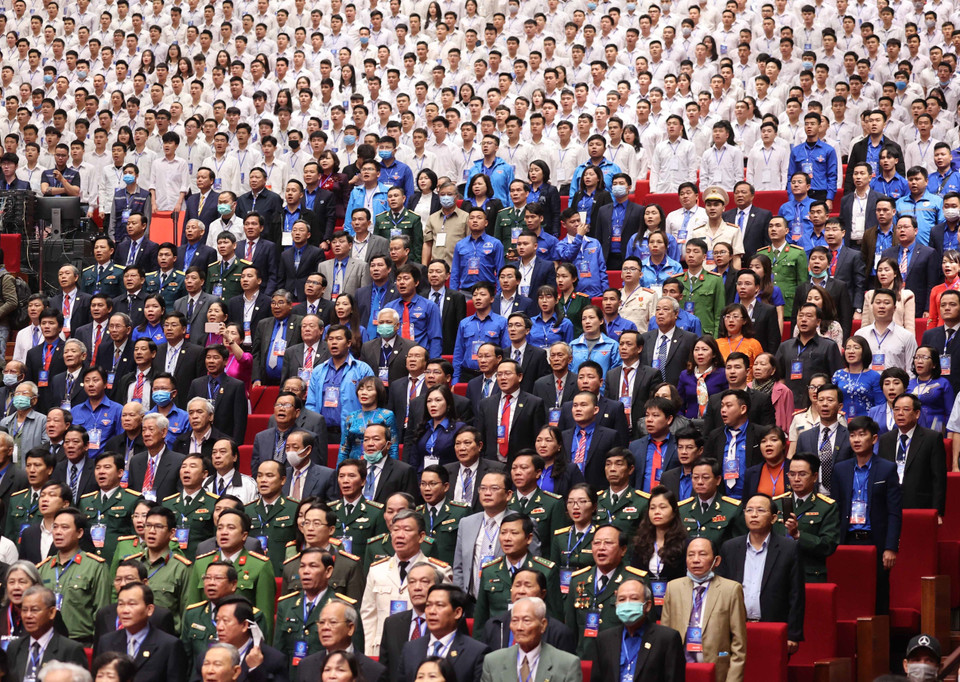 Delegates perform the flag salute ceremony. (Photo: VNA)