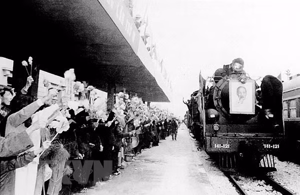 Thong Nhat train from Ho Chi Minh City arrives in Hanoi in the happiness of the capital city’s people, officially marking the launch of the North-South rail route, Jan. 4, 1977. (Photo: VNA)