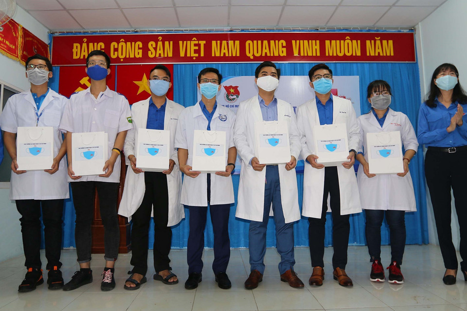 The leaders of the Ho Chi Minh City Youth Union present medical equipment to volunteer soldiers who support COVID-19 epidemic prevention and control (2020). (Photo: VNA)