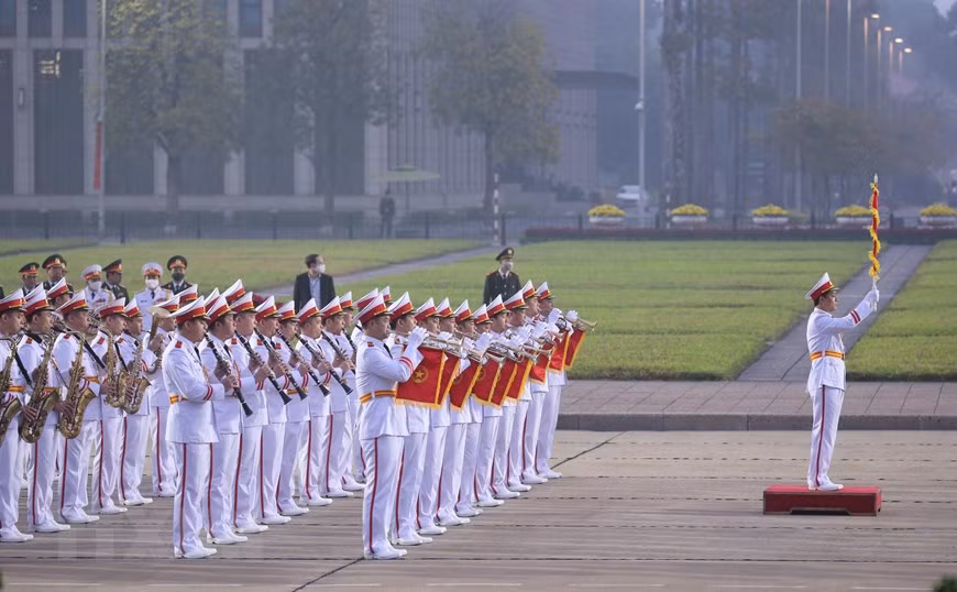 Military band conducts tribute-paying ceremony at President Ho Chi Minh Mausoleum. (Photo: VNA)