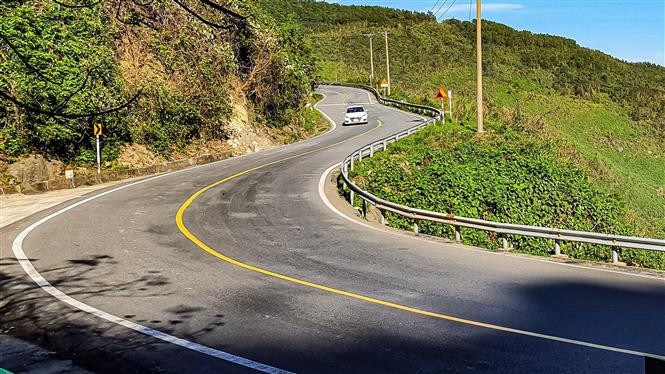 Hai Van pass is known for its sections winding around high mountain slopes with deep ravines and the blue sea on one side. (Photo: VNA)