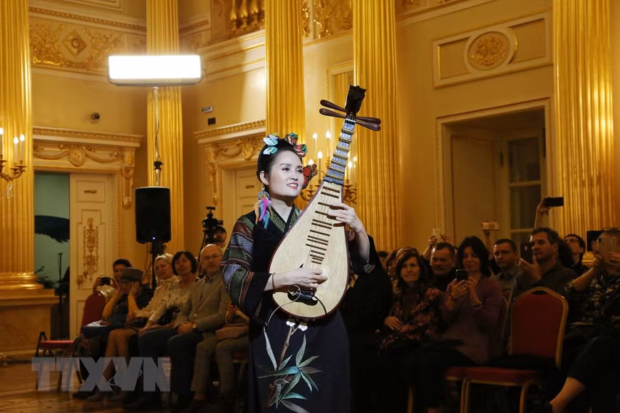 Vera told the Vietnam News Agency that ao dai has demonstrated the tradition and culture of Vietnam. In the photo: Ao dai is on show at Tsarytsino Museum in Moscow. (Photo: Vera Mazhirina/VNA)